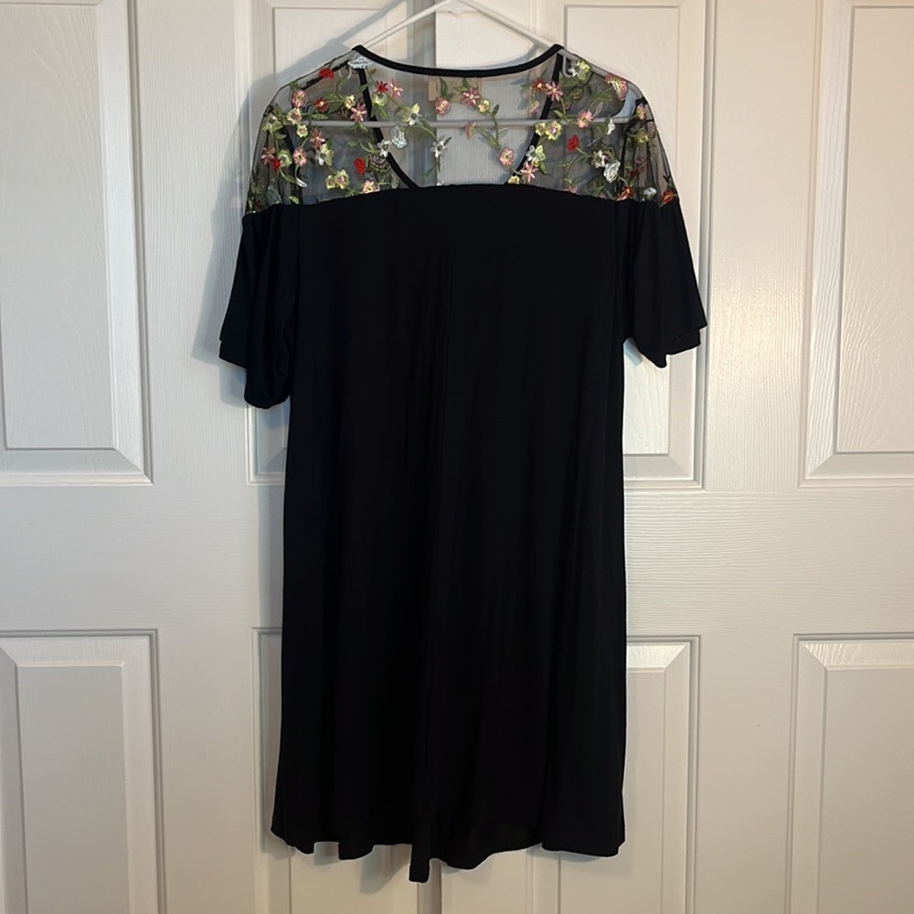 Lost&Found, Short sleeve, Mini silhouette, Black w/ Embroidered detail, size 1X - Picture 4 of 5